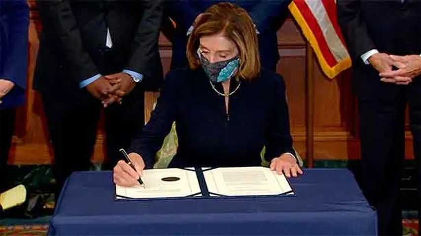 Nancy Pelosi en la firma de lo que es el derrumbe y final de la era Trump. (Foto: ABCnews)