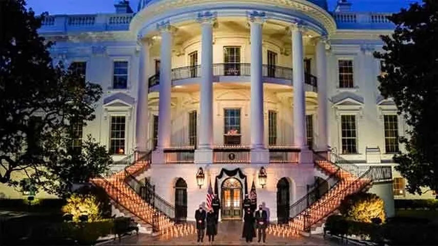 Impresionante homenaje en la Casa Blanca al medio millón de víctimas por la COVID-19. (Foto: @POTUS)