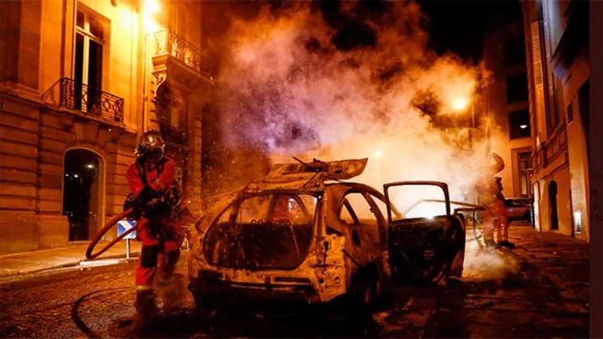 Coches incendiados y barricadas en salvajes altercados en París. (Foto: @Goal_en_espanol)