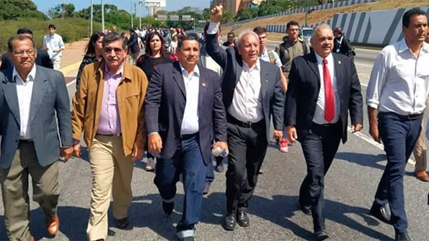 Policías y colectivos no dejaron a los diputados llegar en automóvil al aeropuerto. (Foto: @AsambleaVE)