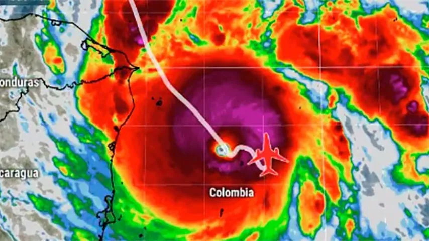 Los meteorólogos sobrecogidos por los datos del huracán Iota. (Imagen: USAFReserve/@gdimeweather)