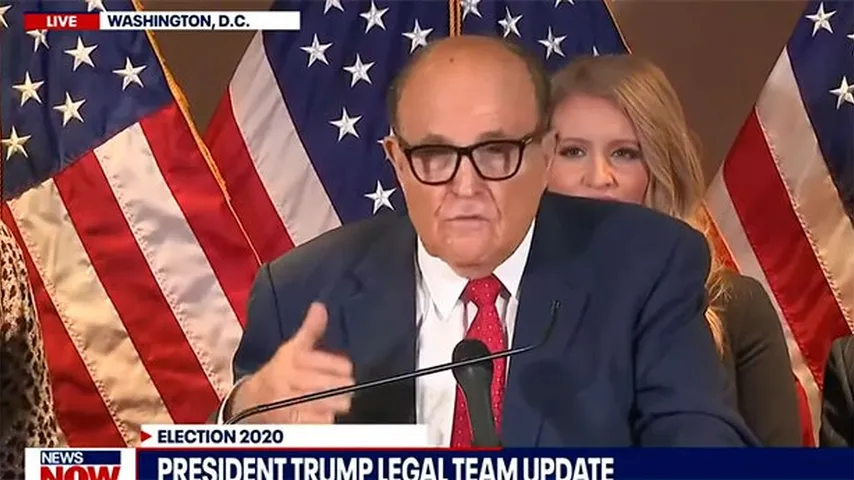 Giuliani pierde los papeles al asegurar que Maduro preparó la derrota de Trump. (Foto: Fox)