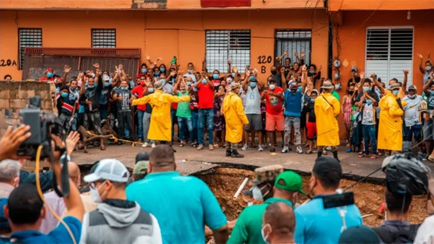 El presidente Abinader y la alcaldesa de Santo Domingo visitaron los barrios más afectados. (Foto: @CarinaMejias)