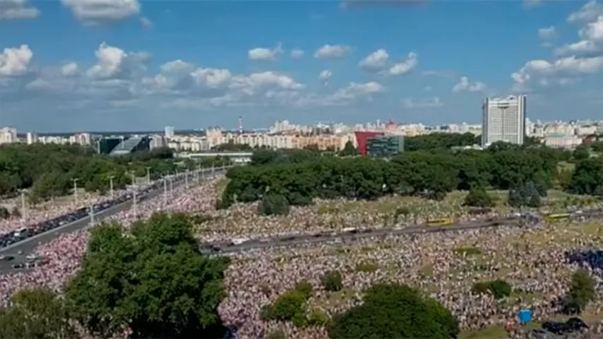 Masiva movilización ciudadana en la capital de Bielorrusia. (Foto: Bloomberg)